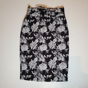 Classic Concepts - Chic - Black and White - Floral - Pencil Skirt Sz. Small